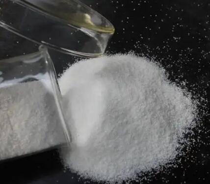 如何控制聚丙烯酰胺溶液的光照以防止其变质?